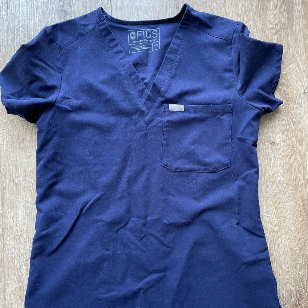Figs scrub top